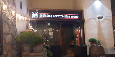 Утка с ясными глазами и блестящим клювом в севастопольском ресторане «Asian Kitchen Bar»