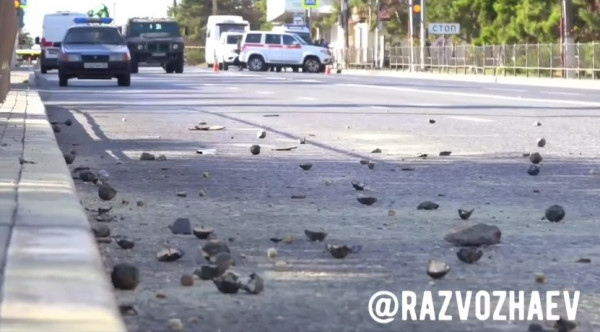 &laquo;Много суббоеприпасов лежит в зеленой зоне&raquo;. Глава Севастополя принял решения о продлении срока перекрытия дороги