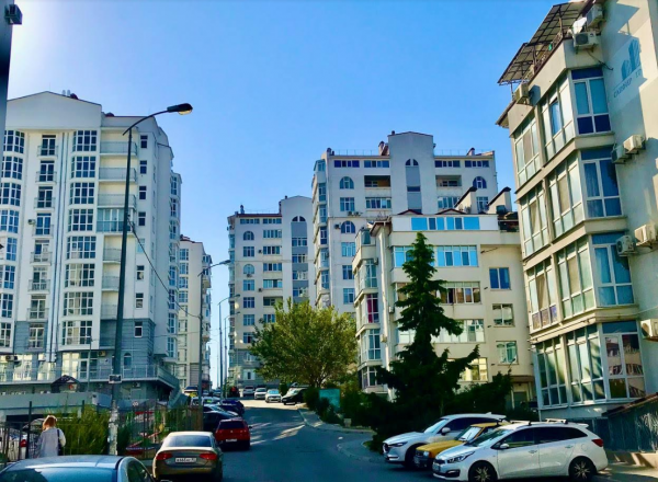 «Скоро осень, за окнами август». А на рынке вторичного жилья Севастополя пока летняя атмосфера
