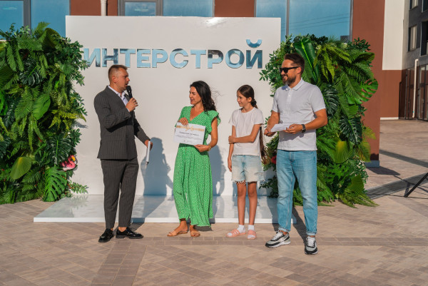 Источник фото: пресс-служба «ИнтерСтрой» Комплекс расположен в уникальной природной локации — между розовым озером Сасык-Сиваш и Чёрным морем