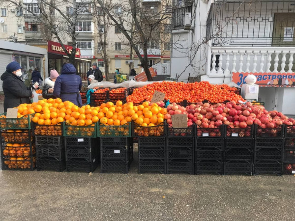 Борьба с незаконной торговлей: как улицы Севастополя очищают от ящиков и корзинок с продуктами?