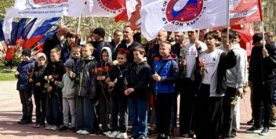 «Эстафета Побед» в Севастополе: спортсмены, ветераны и молодёжь возложили цветы к Вечному огню