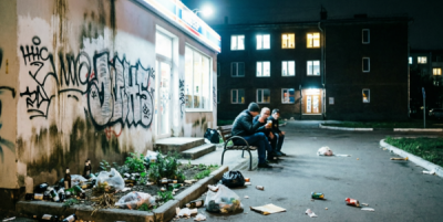 «Гадят, не открыть окна, бессонные ночи»: во что превратился двор жилого дома на Хрусталева в Севастополе?