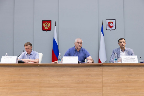 Глава Крыма ужесточил спрос с чиновников за нерешенные проблемы и потребовал увольнять чиновников за обман граждан