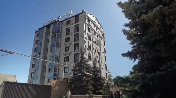 После удара: как в Севастополе восстанавливают дом на площади Ластовой и помогают пострадавшим жителям