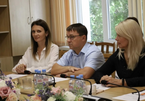 Источник: пресс-служба Заксобрания Севастополя На педагогическом совещании в Севастополе депутат Заксобрания Алексей Ярусов расставил приоритеты: безопасность детей дороже формальностей.