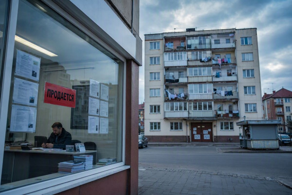 Фото: Шедеврум «Идеальный шторм». Почему в Севастополе резко перестали покупать квартиры и куда делись покупатели?