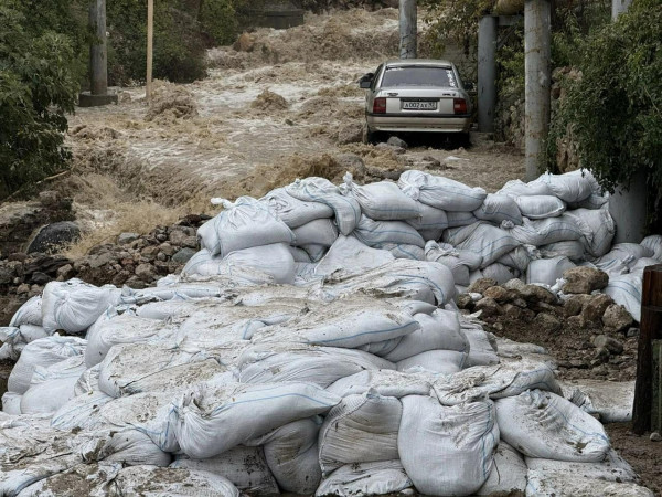 Фото: @yalta_podslushano Бетонные берега Ялты превратили обычный ливень в разрушительный поток колоссальной энергии